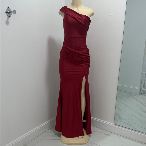 Dresses & Skirts - Elegant Burgundy One-Shoulder Dress